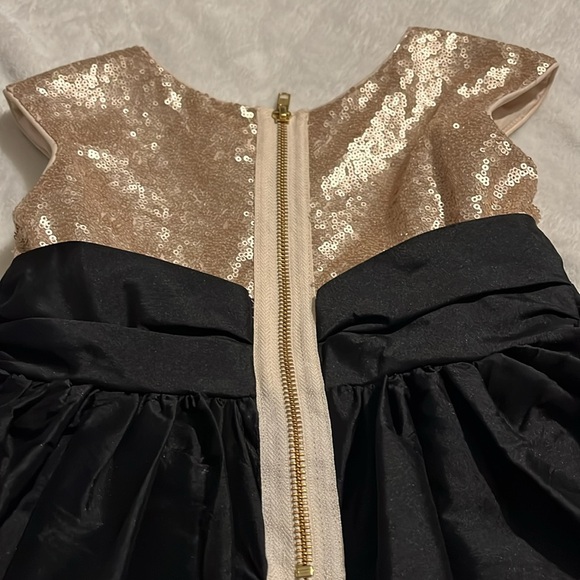 Pippa and Julia Girls Alicia Gold Sequins Dress Size: 5 - Picture 5 of 5